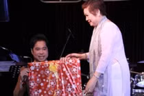 Ngọc Sơn quỳ gối, tặng quà sinh nhật mẹ trong đêm nhạc