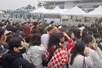 Concert "Anh trai say hi": Khán giả xếp hàng đợi, phe vé xả lỗ