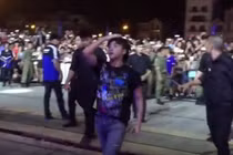 Sơn Tùng M-TP bị khán giả ném đồ khi diễn ở Bắc Giang