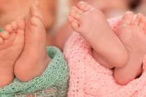 Sinh đôi nhưng ra đời cách nhau 5 tuần, vì sao?