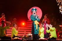 Lệ Quyên biểu diễn cùng mẹ 80 tuổi trong Q show 2 gây xúc động