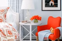 Phòng ngủ nồng nàn lửa yêu nhờ khéo sử dụng gam màu đỏ