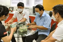 MC Quyền Linh tiếp tục ủng hộ 2,2 tỷ cho quỹ vắc xin