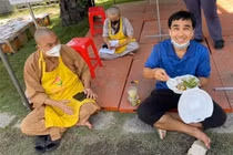 MC Quyền Linh giản dị làm từ thiện khiến fan "rớt nước mắt"