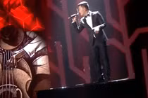 Hồ Trung Dũng gây tranh cãi khi đứng trên đàn piano hát