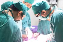 Cứu sống trẻ sơ sinh bị hoại tử ruột từ trong bụng mẹ