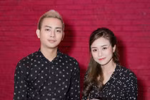 Hoài Lâm và bạn gái mặc áo đôi, chính thức tái xuất showbiz