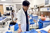 Nữ bác sĩ gặp nạn kính đổ vào người khó phục hồi hai chân