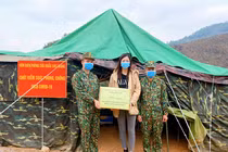 Lương Thùy Linh tặng quà chiến sĩ biên phòng tuyến đầu chống COVID-19