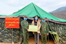 Lương Thùy Linh tặng quà chiến sĩ biên phòng tuyến đầu chống COVID-19