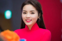 Hoa hậu Kỳ Duyên nổi bật trong tà áo dài đỏ