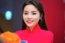 Hoa hậu Kỳ Duyên nổi bật trong tà áo dài đỏ