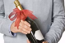 Mua rượu biếu bố vợ dịp Tết, tôi bị mắng không tiếc lời