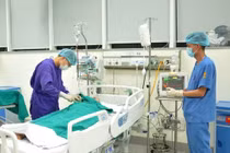 Bôi thuốc ngoài da, người bệnh 65 tuổi ngừng tim phổi do sốc phản vệ