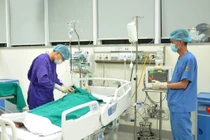 Bôi thuốc ngoài da, người bệnh 65 tuổi ngừng tim phổi do sốc phản vệ