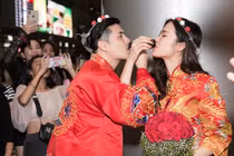 Bất ngờ với "đám cưới" Đông Nhi - Ông Cao Thắng tại sân bay