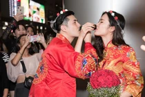 Bất ngờ với "đám cưới" Đông Nhi - Ông Cao Thắng tại sân bay