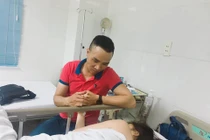 MC Hoàng Linh nằm viện, nắm chặt tay bạn trai mới không rời