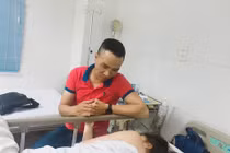 MC Hoàng Linh nằm viện, nắm chặt tay bạn trai mới không rời