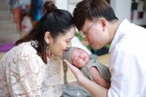 Con gái đầy tháng đáng yêu hết nấc của ca sĩ Sỹ Luân - Phương Thảo