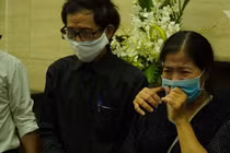 Mẹ Mai Phương khóc nghẹn khi con gái được đưa vào hỏa táng