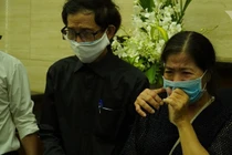 Mẹ Mai Phương khóc nghẹn khi con gái được đưa vào hỏa táng