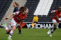 Nữ cầu thủ 18 tuổi đẹp hút hồn dân mạng