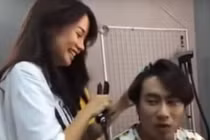 An Nguy tươi cười làm tóc cho Kiều Minh Tuấn trong hậu trường