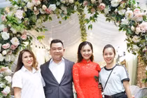 Không gian cưới ngập hoa của ca sĩ Hà Thúy Anh