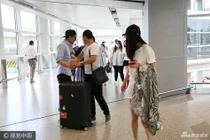 Lưu Khải Uy ra sân bay đón Dương Mịch giữa ồn ào ly hôn