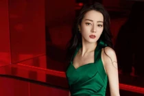 Địch Lệ Nhiệt Ba xinh đẹp nhưng vòng 1 căng đầy đã... "bốc hơi"