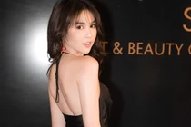 Sau màn bóc đồ hơn 4 tỷ, Ngọc Trinh diện váy ngắn thót tim
