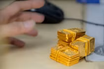 Giá vàng hôm nay 24/8: USD nóng hừng hực, vàng giảm não nề