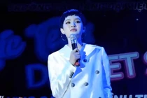 Rộ nghi vấn Hiền Hồ hát nhép, buông micro vì... bật cười