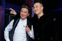 Đàm Vĩnh Hưng - Dương Triệu Vũ thì thầm nhỏ to ở họp báo