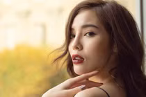 Kỳ Duyên mặc váy hai dây khoe vai trần gợi cảm trên đất Pháp