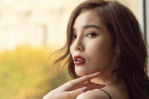 Kỳ Duyên mặc váy hai dây khoe vai trần gợi cảm trên đất Pháp