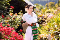 Lý Nhã Kỳ diện trang phục Romania, đẹp hút mắt giữa vườn hoa 