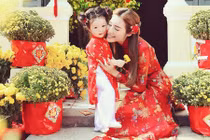 Ảnh Tết đẹp rực rỡ của Elly Trần và con gái