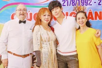 Mẹ "cựu hoa khôi" U60 của Nathan Lee gây sốt với tóc vàng hoe