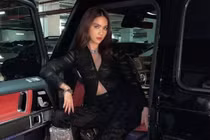 Ngọc Trinh "check-in" xế hộp 12 tỷ, fan tò mò: Mua hay mượn?