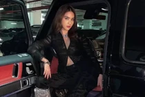 Ngọc Trinh "check-in" xế hộp 12 tỷ, fan tò mò: Mua hay mượn?