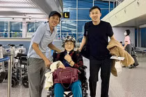 Danh hài Hoài Linh tiễn mẹ về Mỹ, dung mạo gây chú ý