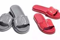 Cận cảnh dép nhựa “quê” giá... 16 triệu đồng của Chanel