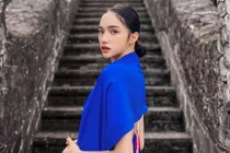 Hương Giang vất vả che chắn vì mặc hở chốn linh thiêng tại Bali