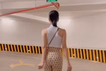 Diện quần bó khoe vòng 3, Lệ Quyên được hỏi "em 18 chưa?"