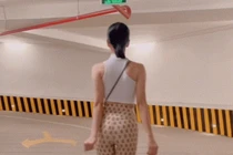 Diện quần bó khoe vòng 3, Lệ Quyên được hỏi "em 18 chưa?"