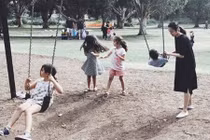 Tăng Thanh Hà đưa con trai đi chơi công viên