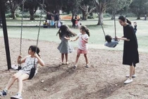 Tăng Thanh Hà đưa con trai đi chơi công viên