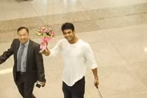 Chồng "Cô dâu 8 tuổi" được fan Việt vây kín 